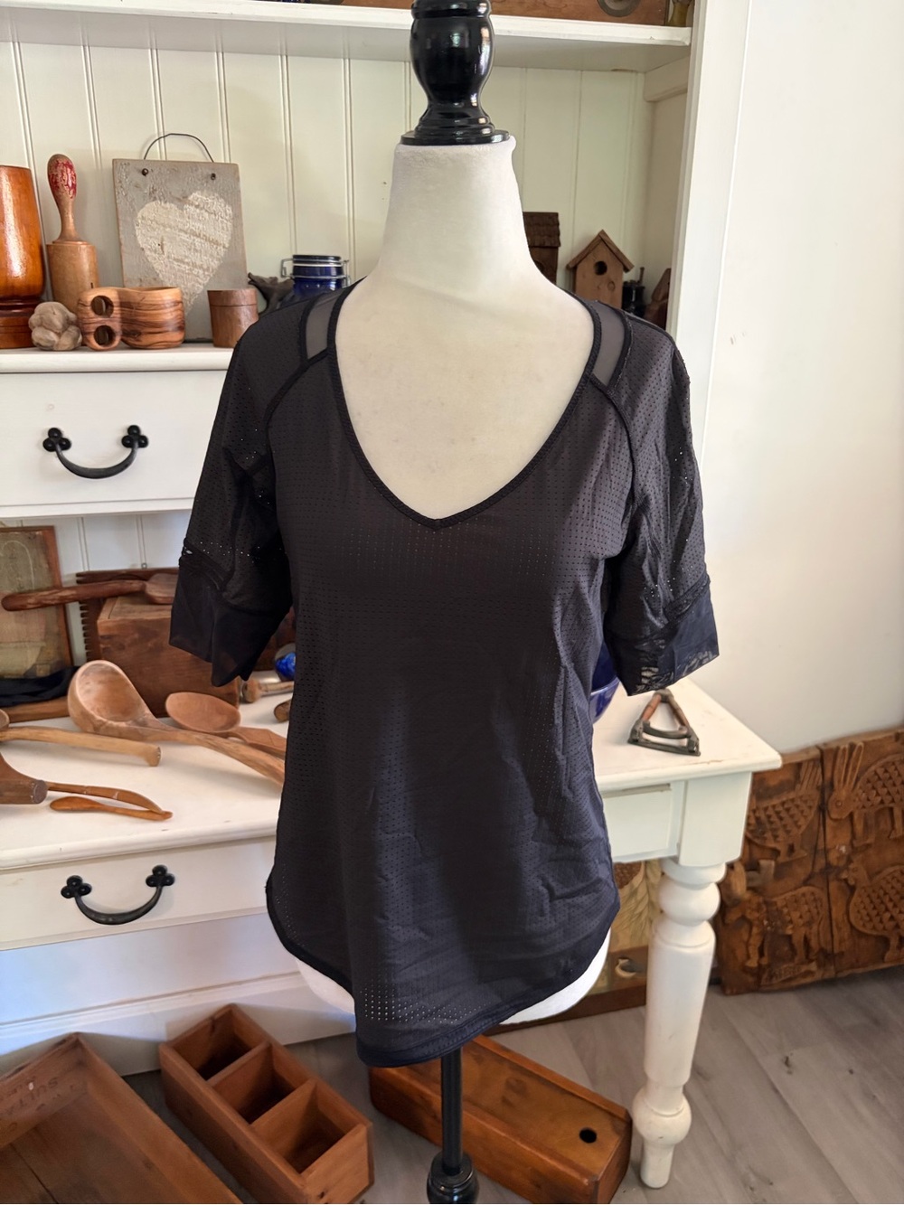 Lululemon Black Women's V-Neck Mesh Short Sleeve Top